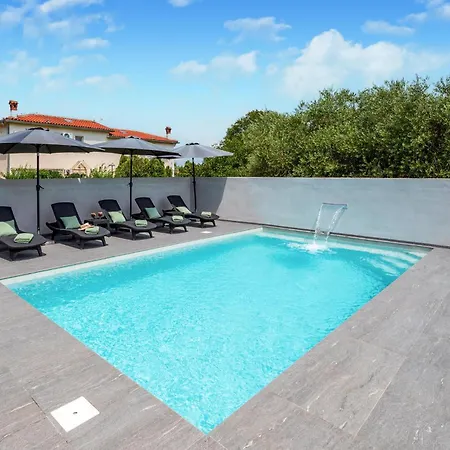 4 Bedroom Gorgeous In Ferienhaus *