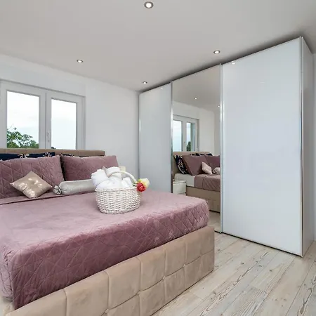 4 Bedroom Gorgeous In Ferienhaus Pula