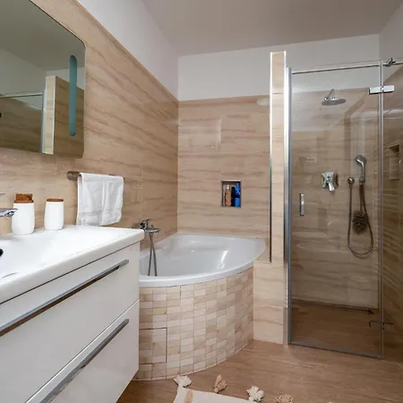 4 Bedroom Gorgeous In Casa vacanze Pola