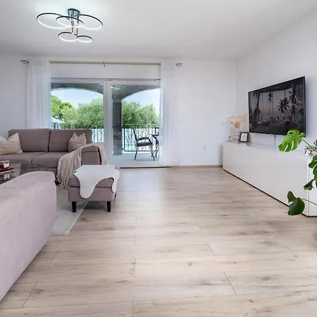 4 Bedroom Gorgeous In Pula