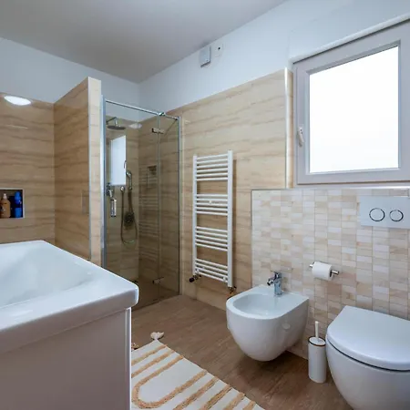 4 Bedroom Gorgeous In Ferienhaus *