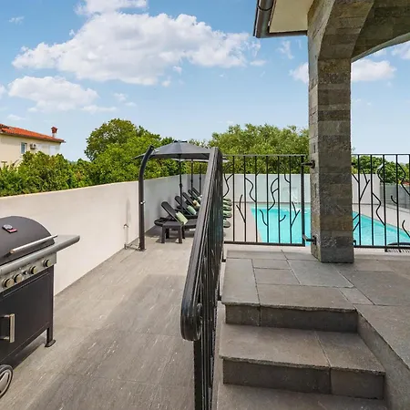 4 Bedroom Gorgeous In Vakantiehuis Pula