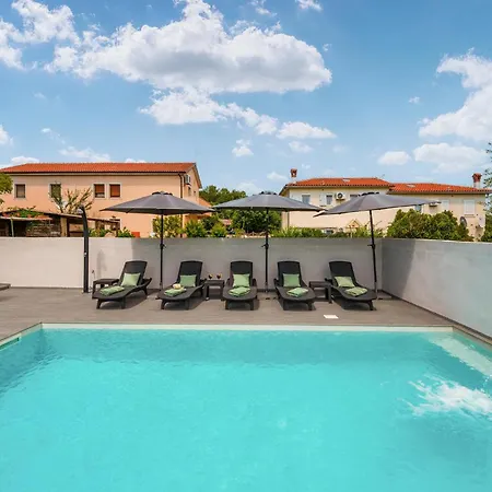 4 Bedroom Gorgeous In Casa vacanze