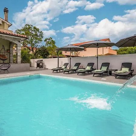 4 Bedroom Gorgeous In Vakantiehuis Pula