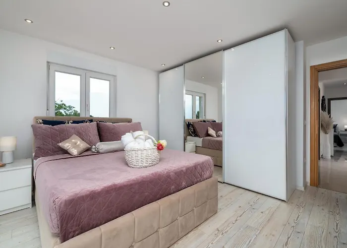 4 Bedroom Gorgeous In Feriehus Pula