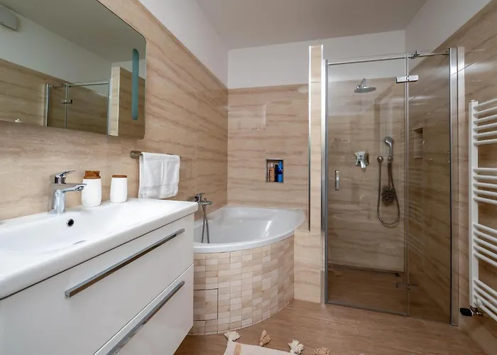 4 Bedroom Gorgeous In Feriehus Pula