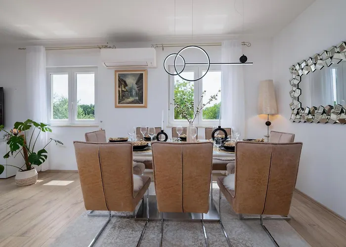 4 Bedroom Gorgeous In Hébergement de vacances Pula