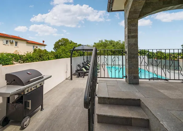 4 Bedroom Gorgeous In Feriehus Pula