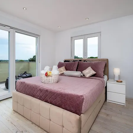 4 Bedroom Gorgeous In * Pula