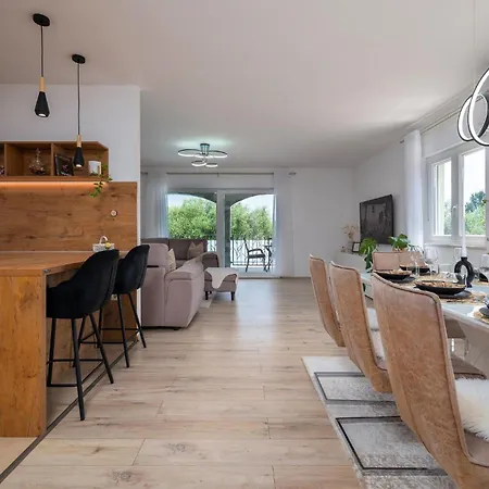 別荘 4 Bedroom Gorgeous In プーラ