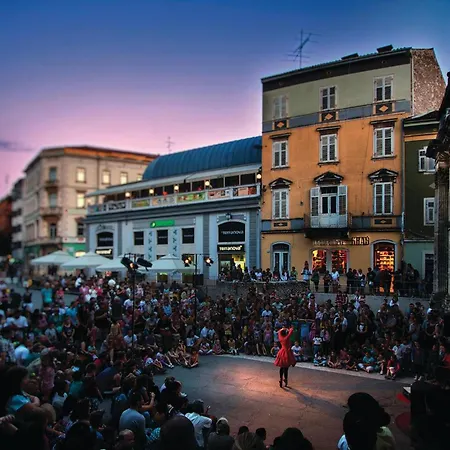 Nyaraló 4 Bedroom Gorgeous In