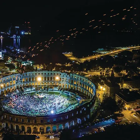 4 Bedroom Gorgeous In Póla