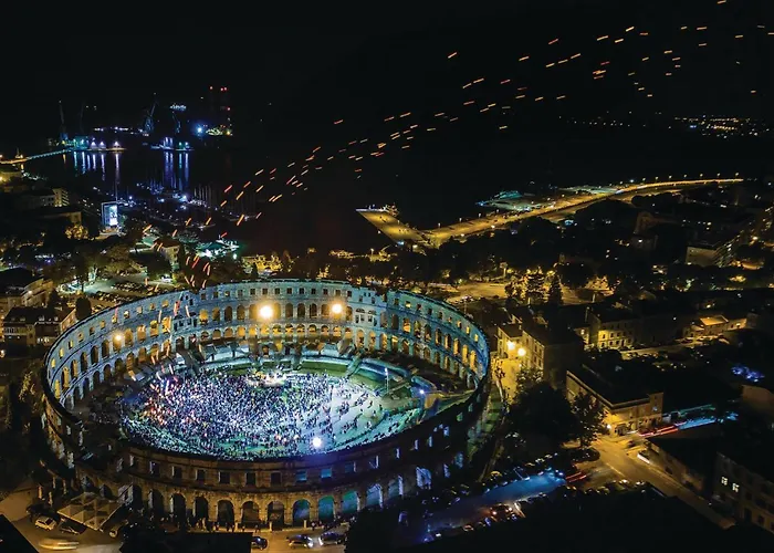 4 Bedroom Gorgeous In Pola